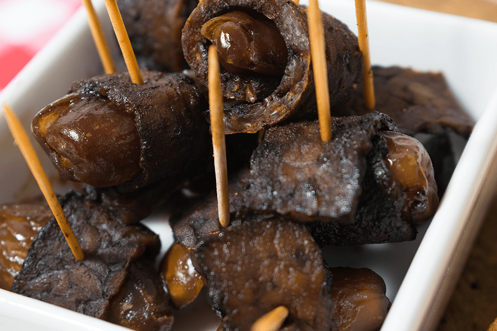 Tempeh Datteln, vegan Datteln im Speckmantel, Datteln im Tempehmantel